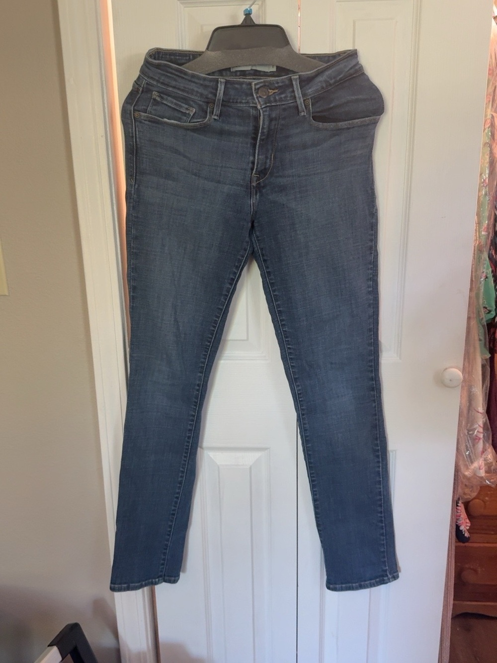 Levi’s Women’s Size 6 Mid Rise Skinny Jeans Medium Wash